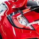 lucidatura di un auto riparata e riverniciata