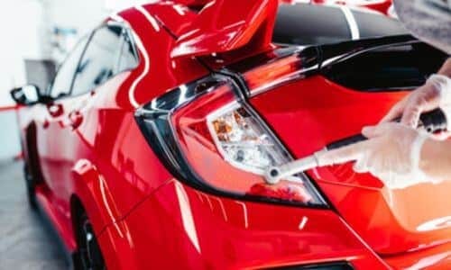 lucidatura di un auto riparata e riverniciata