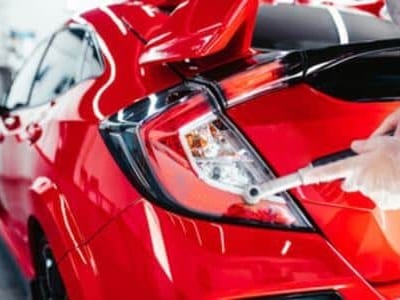 lucidatura di un auto riparata e riverniciata