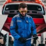 carrozziere che utilizza strumenti all'avanguardia per diagnosi su vetture