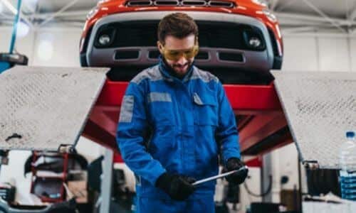carrozziere che utilizza strumenti all'avanguardia per diagnosi su vetture