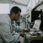 carrozziere che con strumento diagnostico cerca il problema sull'auto da riparare